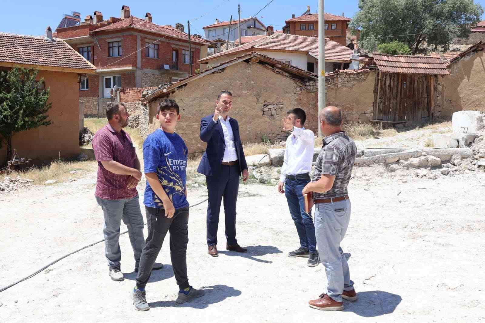 Kaymakam Demirci, yangında kullanılmaz hale gelen ve yıkılan k&ouml;y camisinde incelemelerde bulundu
