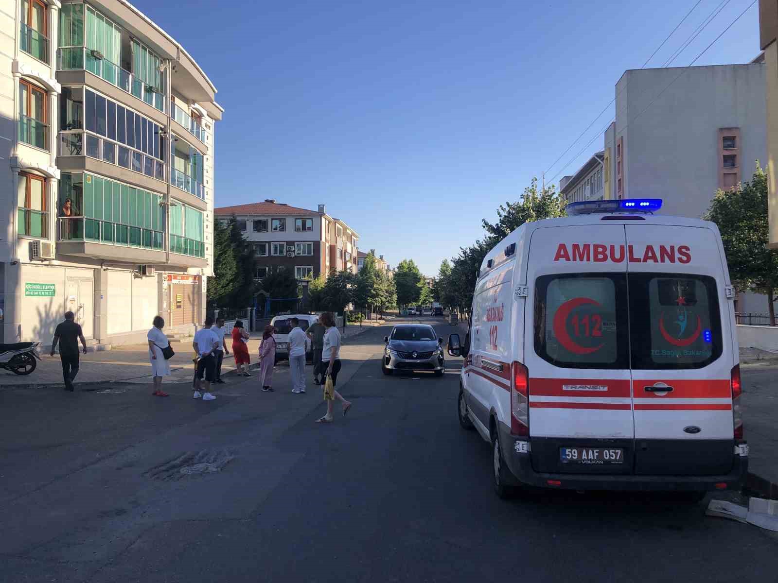 Motosikletin otomobille kafa kafaya &ccedil;arpıştığı kaza kamerada

