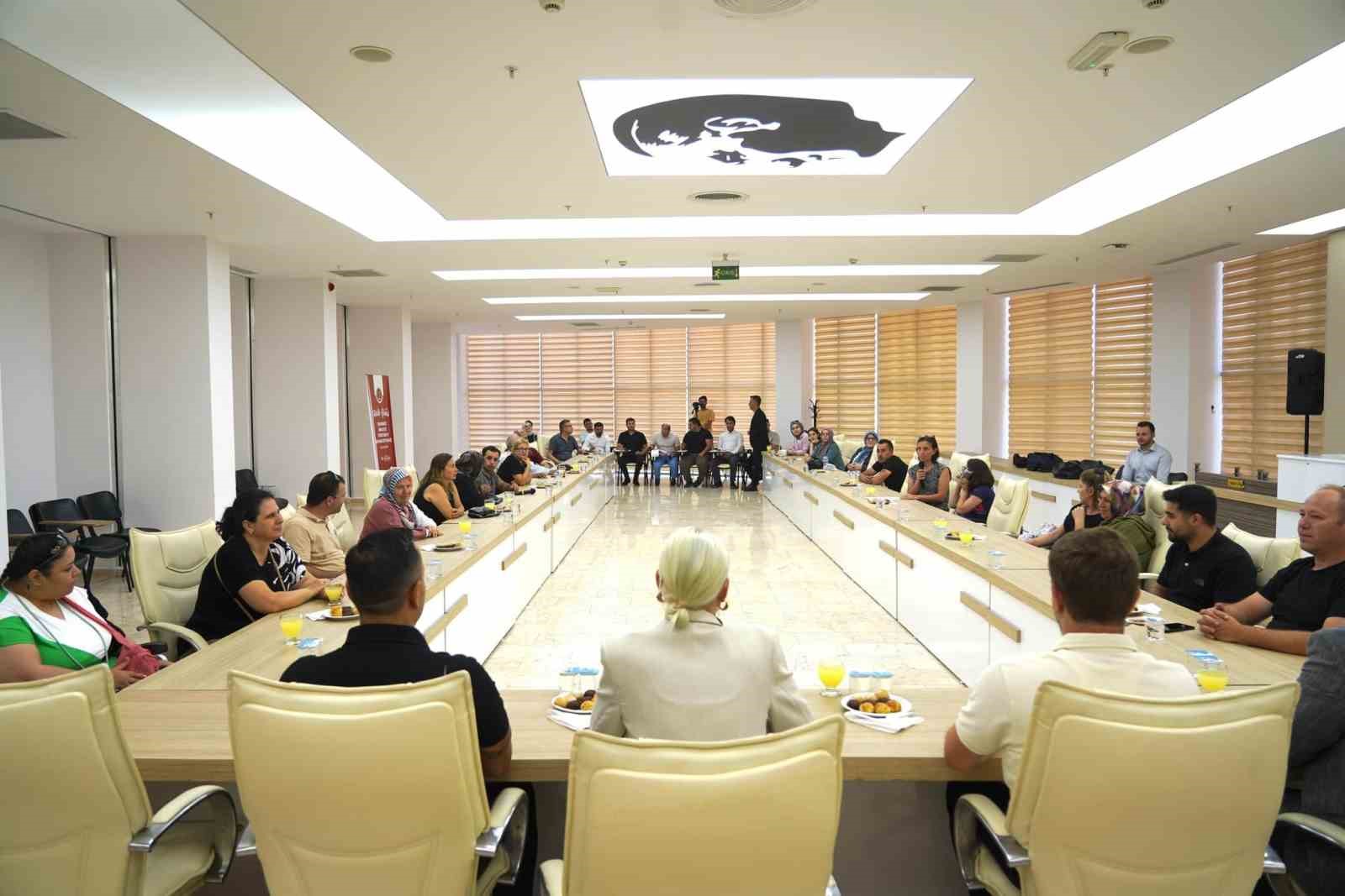 &lsquo;Halk G&uuml;n&uuml;&rsquo; ile kapılarını halka a&ccedil;tı
