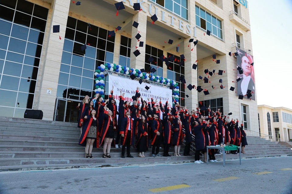 KSB&Uuml; Diş Hekimliği Fak&uuml;ltesi&rsquo;nde mezuniyet sevinci
