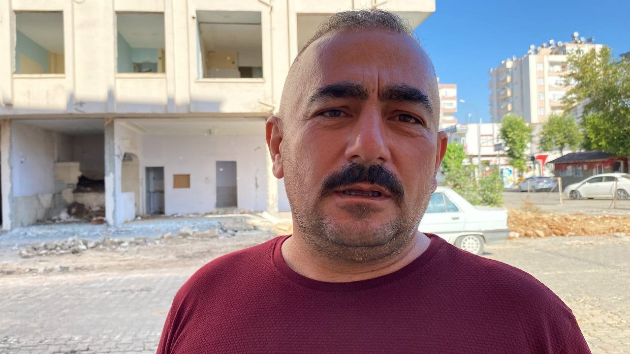 Kozan&rsquo;da ağır hasarlı binaların yıkımına 18 ay sonra başlandı
