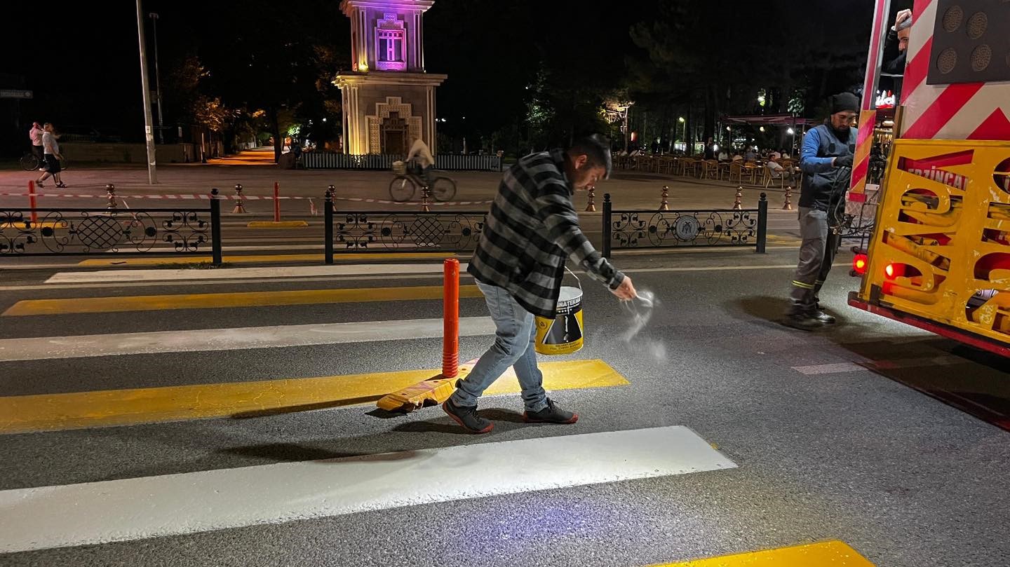 Yaya ge&ccedil;idi &ccedil;izgileri yenileme &ccedil;alışması
