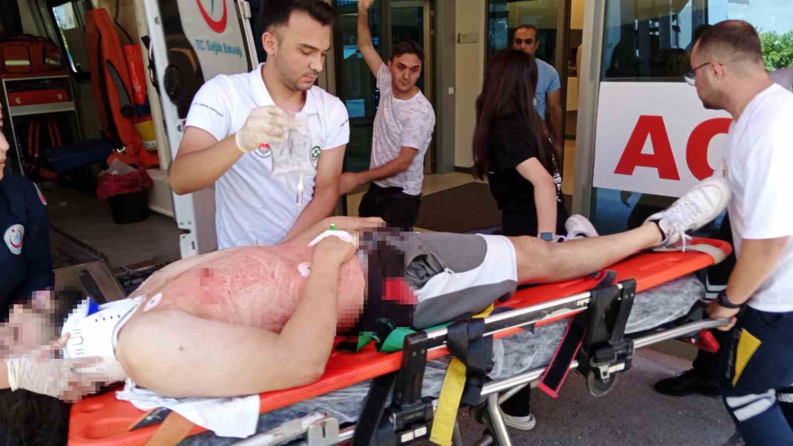 Adana’nın Seyhan ilçesinde motosikletli kişiler tarafından trafik ışıklarında bir otomobile silahlı saldırı düzenlendi. Saldırıda 1 kadın öldü, 2 kişi de yaralandı.