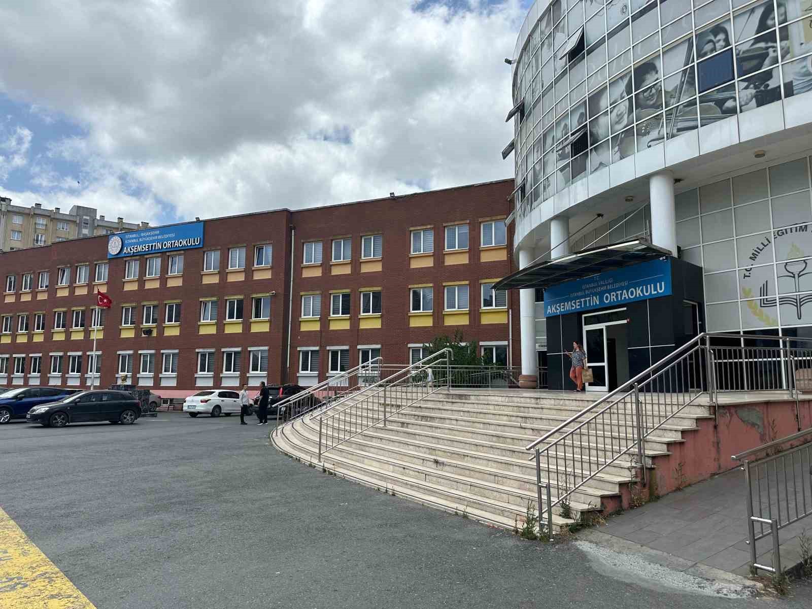 Başakşehir&rsquo;de aynı okuldan &uuml;&ccedil; LGS şampiyonu &ccedil;ıktı
