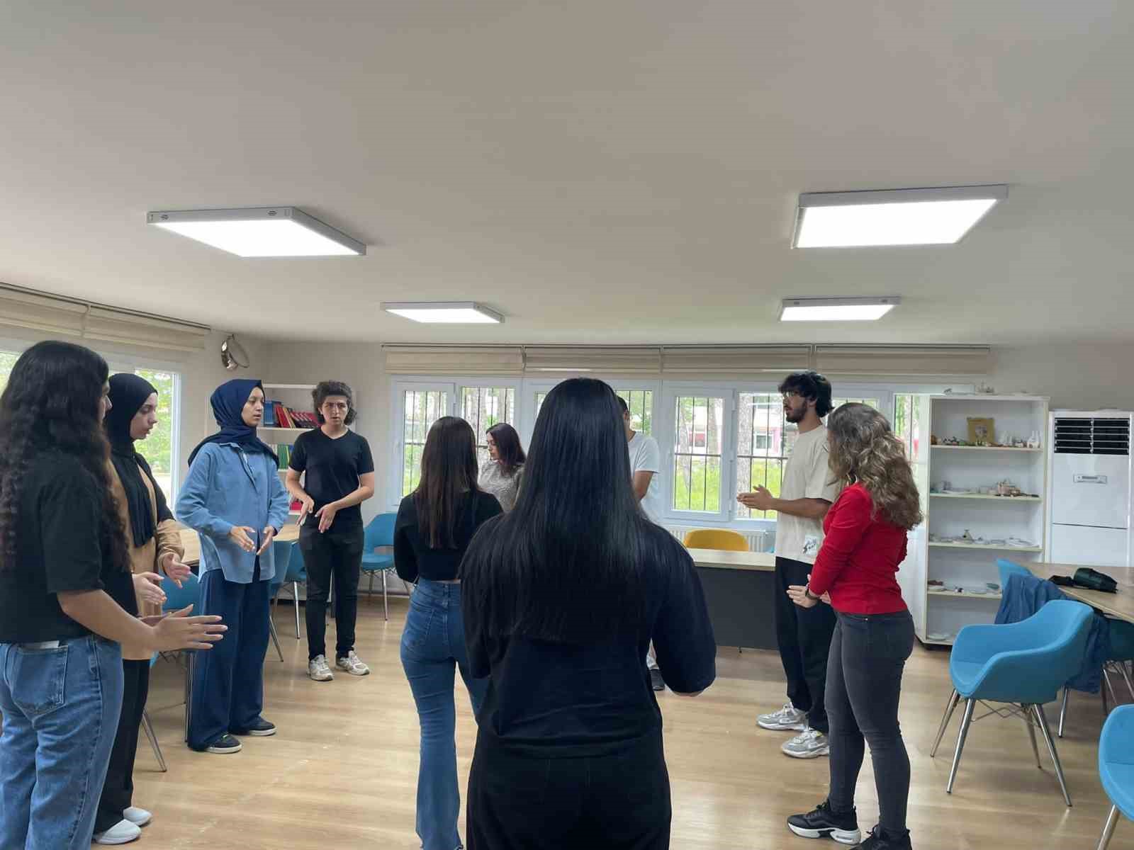 Gönüllü gençler işaret dili eğitimi alarak farkındalık oluşturdu