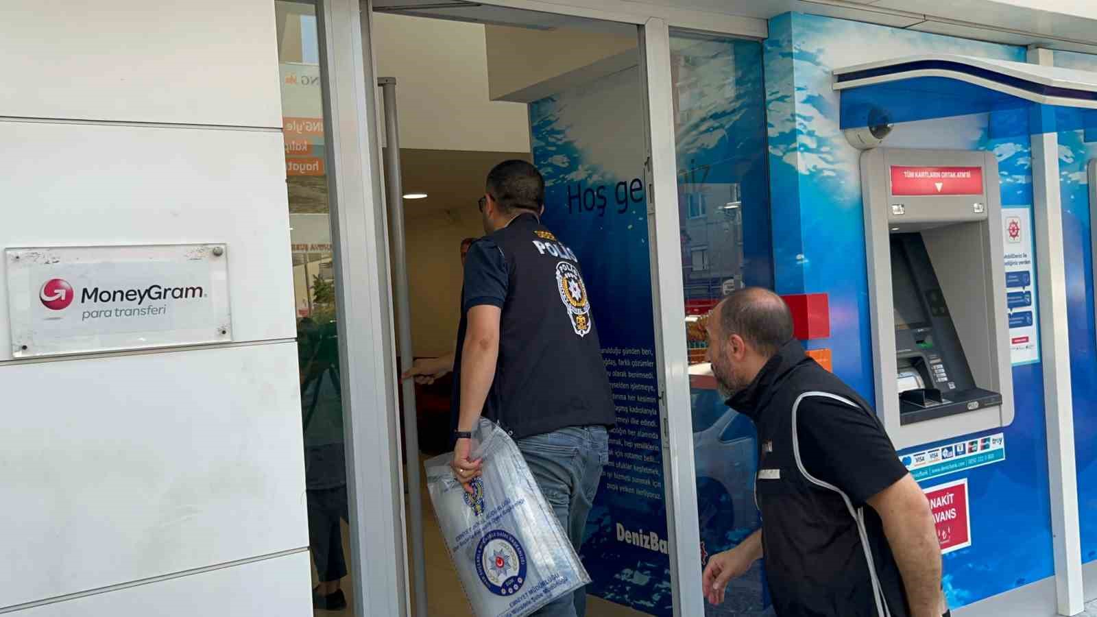 İzmir’de, Denizbank Bornova Şube Müdürü H.Ö. hakkında, yüksek kar vaadiyle 300 milyon lira topladığı suçlamasıyla gözaltı kararı verilmesinin ardından, polis banka şubesinde arama başlattı. Seçil Erzan olayına benzetilen milyonluk vurgun olayıyla ilgili e