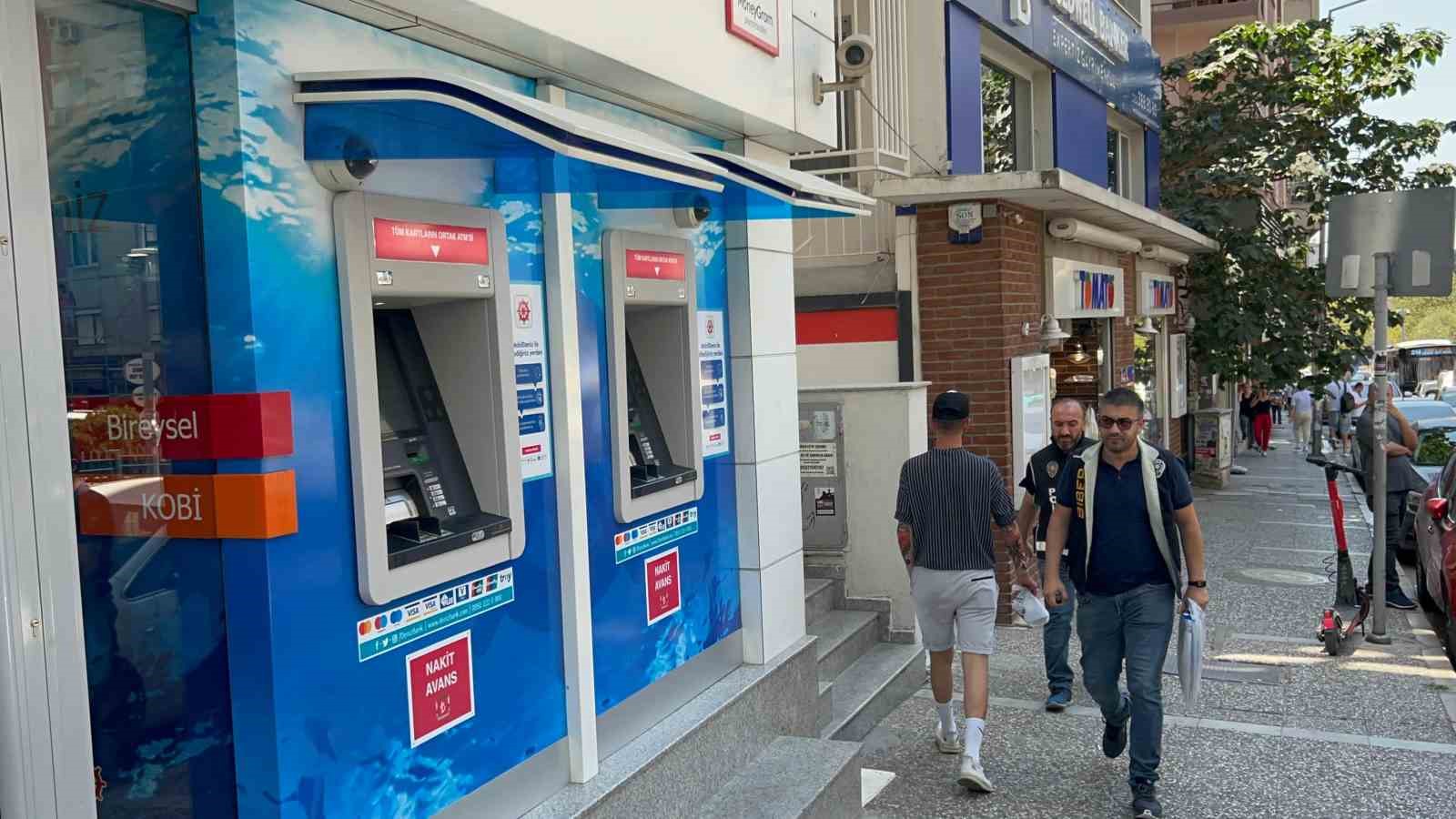 İzmir&rsquo;de, Denizbank Bornova Şube M&uuml;d&uuml;r&uuml; H.&Ouml;. hakkında, y&uuml;ksek kar vaadiyle 300 milyon lira topladığı su&ccedil;lamasıyla g&ouml;zaltı kararı verilmesinin ardından, polis banka şubesinde arama başlattı. Se&ccedil;il Erzan olayına benzetilen milyonluk vurgun olayıyla ilgili ekipler, dijital materyellere el koyuyor.
