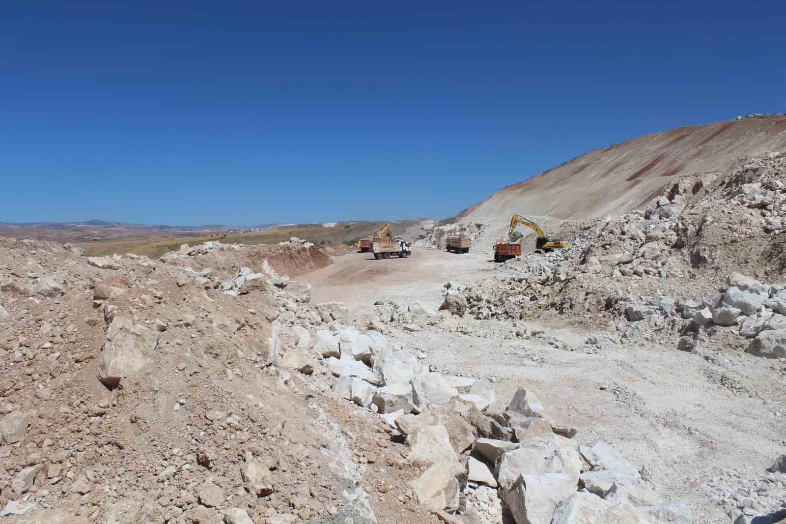 Siirt Kurtalan karayolu yapım &ccedil;alışmaları s&uuml;r&uuml;yor
