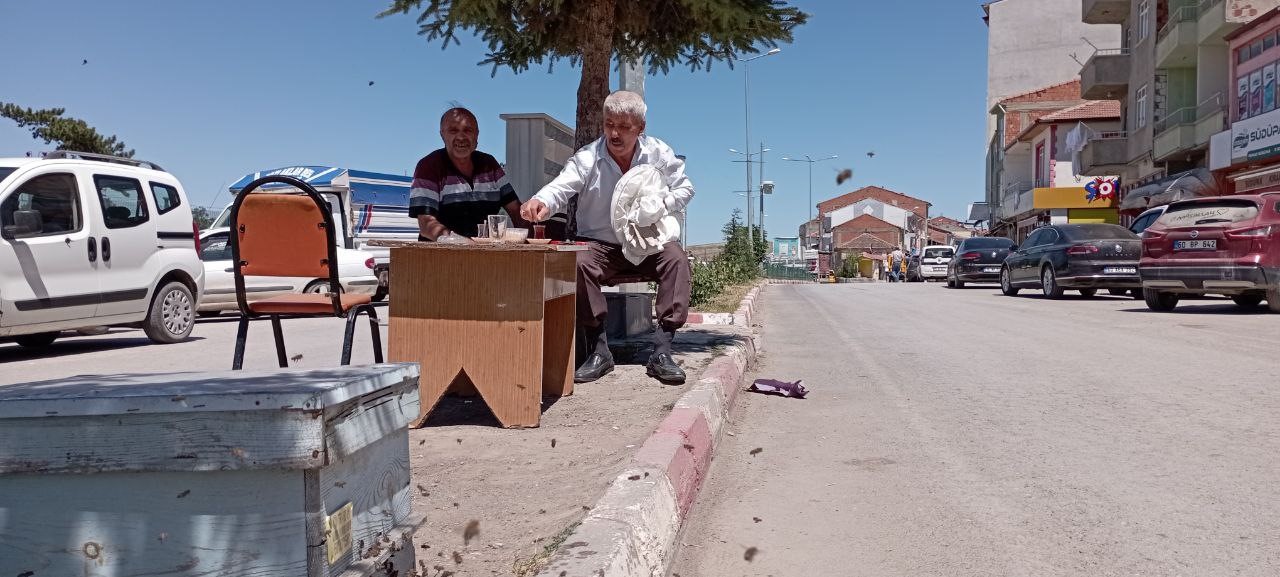 Kahvede otururken kısmet ayağına geldi