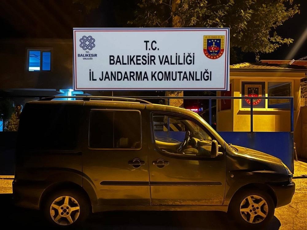 Edremit&rsquo;te d&uuml;zensiz g&ouml;&ccedil;men operasyonu

