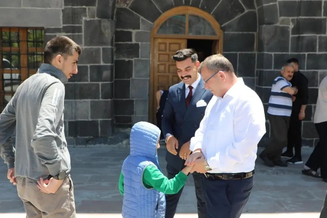 Vali Polat, vatandaşlarla &ccedil;ay i&ccedil;ti, sohbet etti
