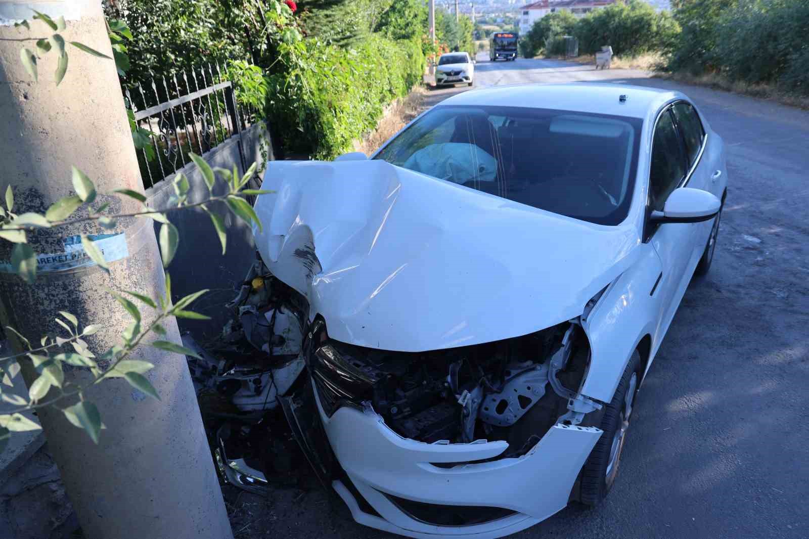 Elazığ’da otomobil beton direğe çarptı: 2 yaralı