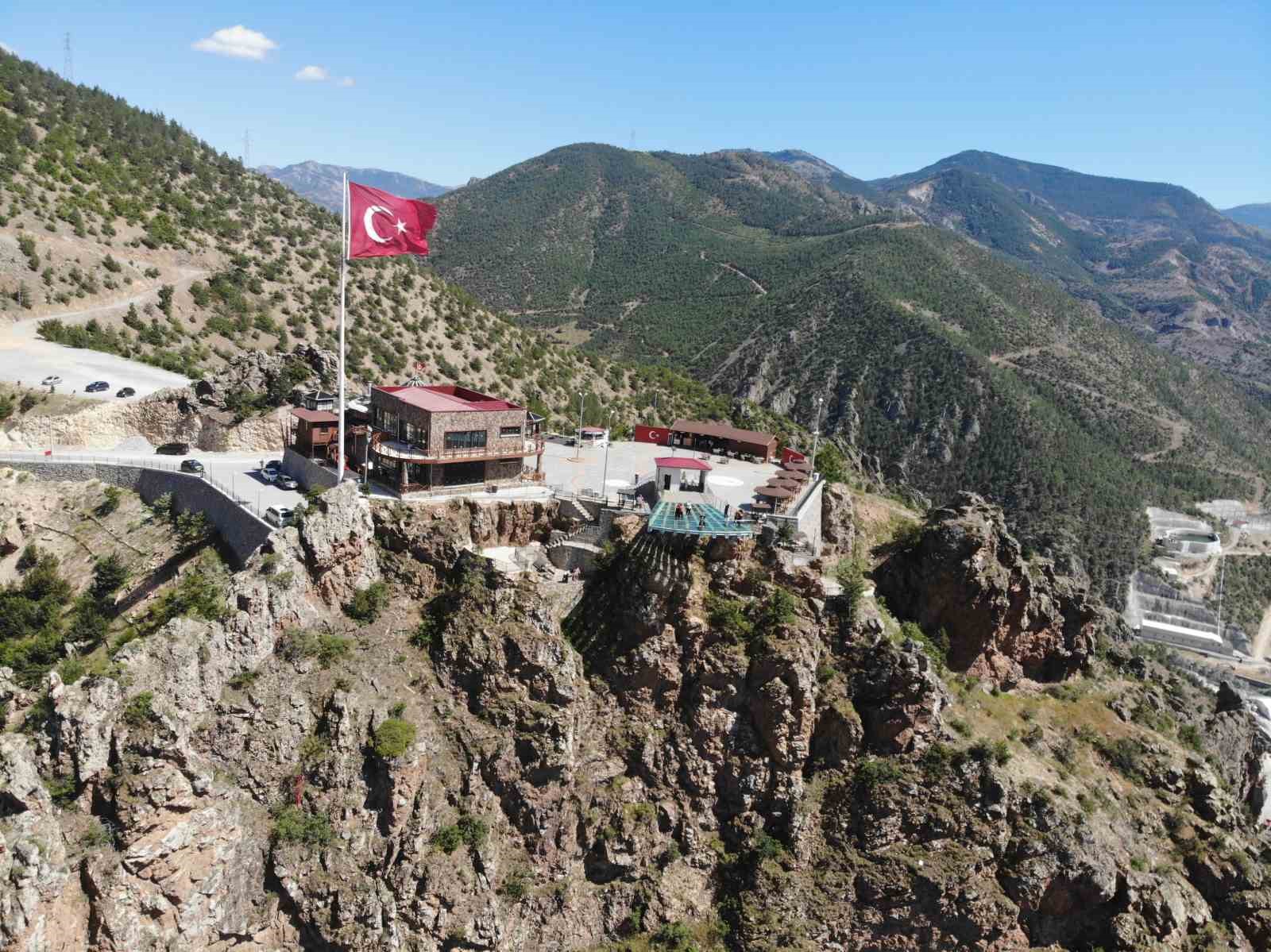 Torul Cam Seyir Terası manzarası ve nefes kesen 240 metrelik y&uuml;ksekliğiyle ziyaret&ccedil;ilerini bekliyor
