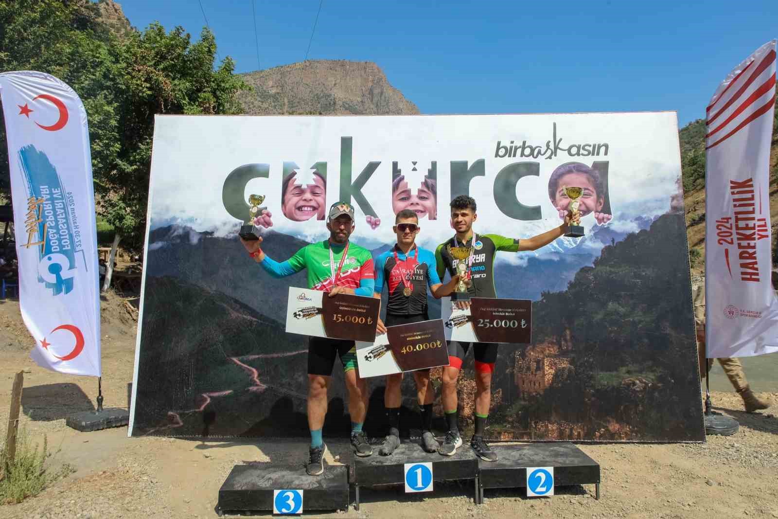 Vali Ali Çelik, Zap Suyu’nda gençlerle rafting yaptı