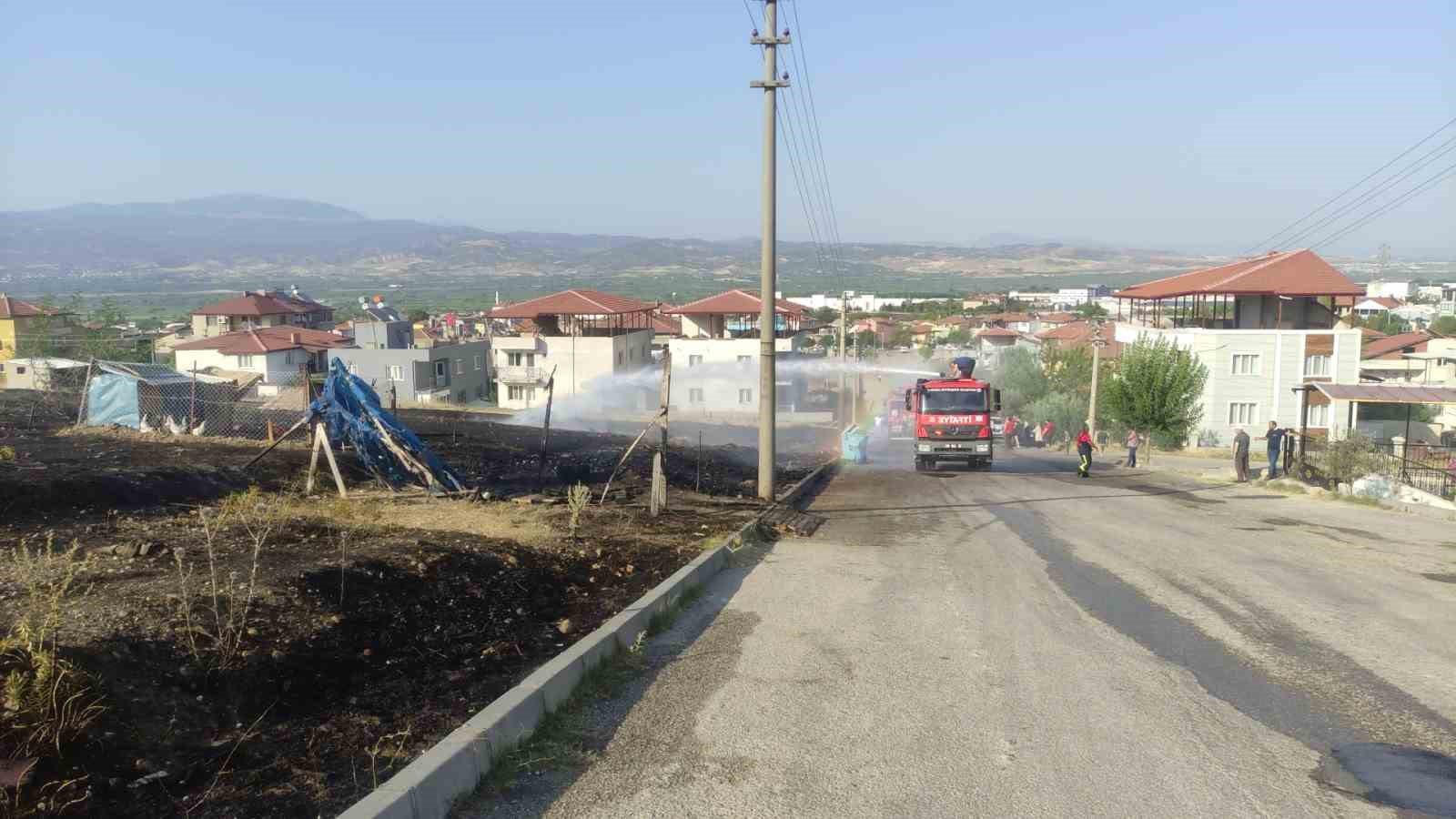 Alevlerin sardığı k&uuml;mesteki hayvanları kurtarmak isterken yaralandı
