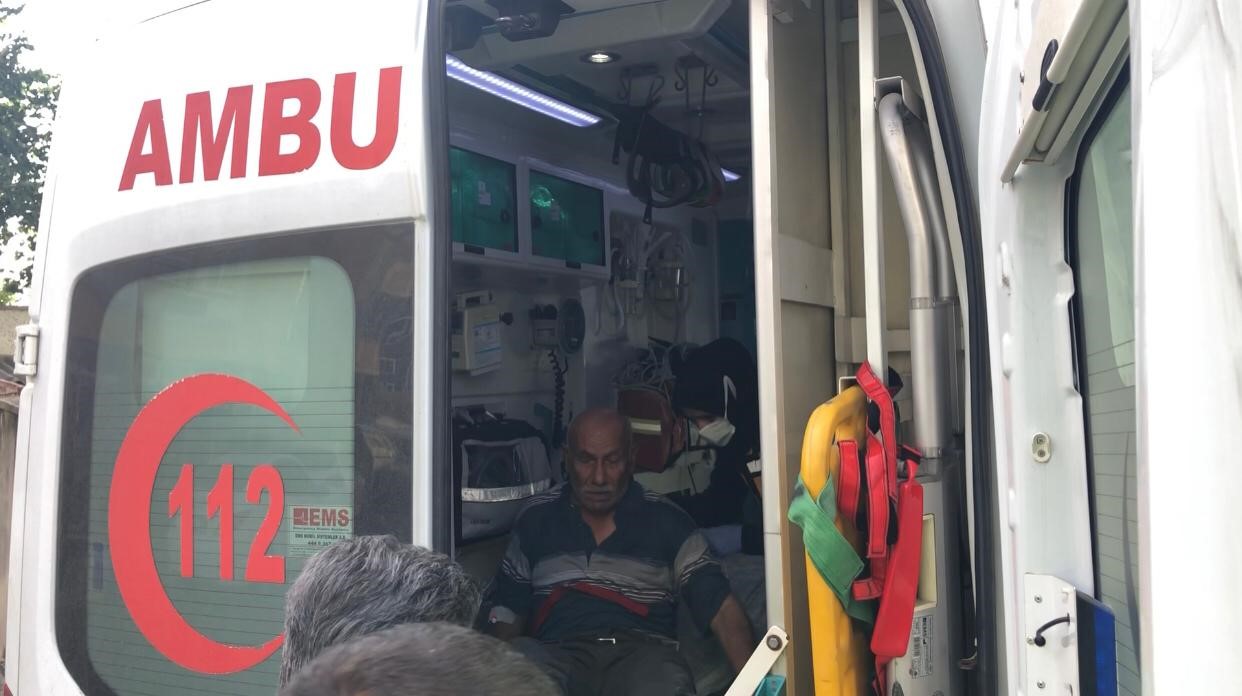 Koşarak yolun karşısına ge&ccedil;mek isterken minib&uuml;s &ccedil;arptı
