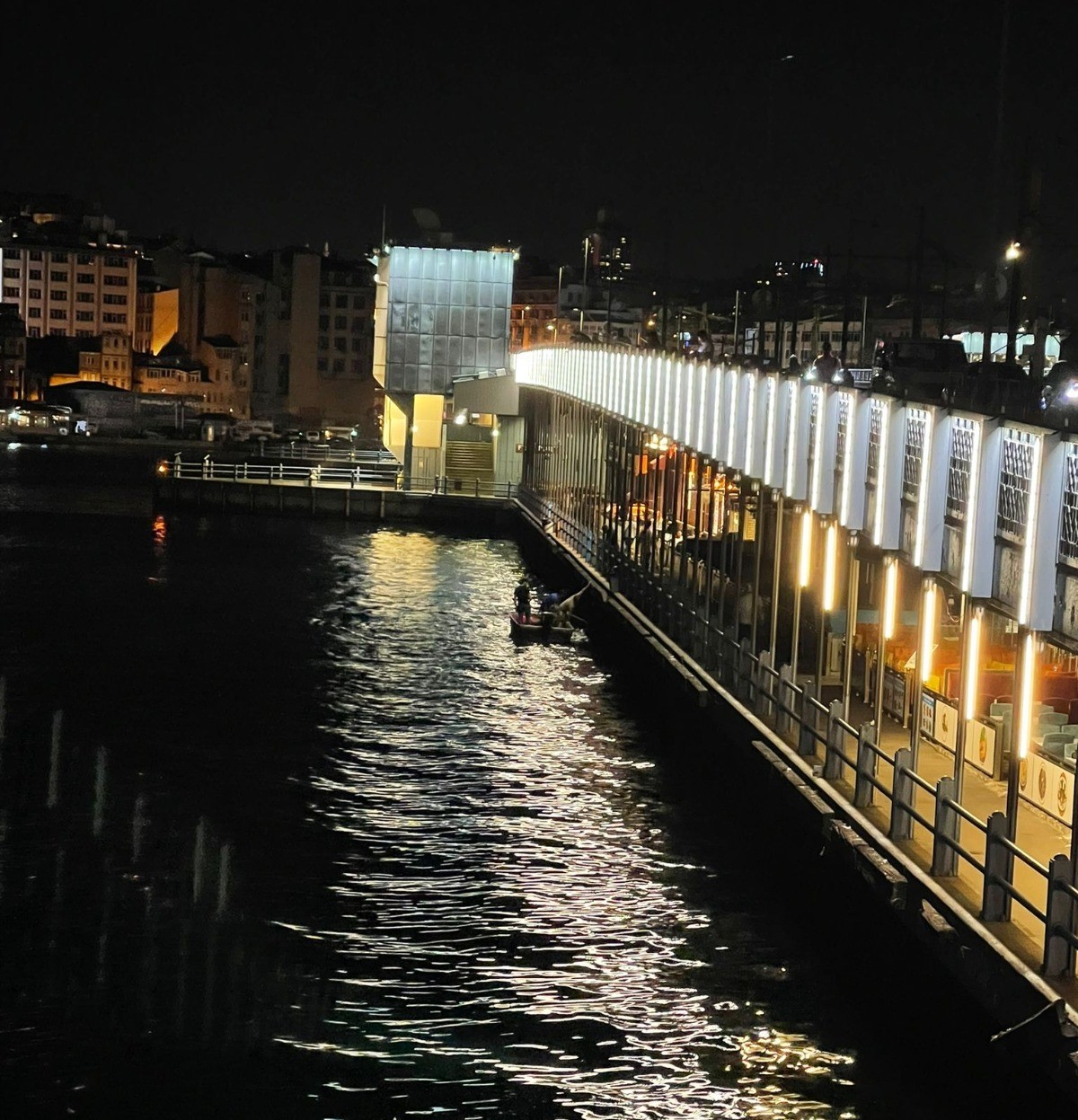 Emin&ouml;n&uuml; sahilinde midye ka&ccedil;ak&ccedil;ılarına operasyon: 2 ton midye yakalandı
