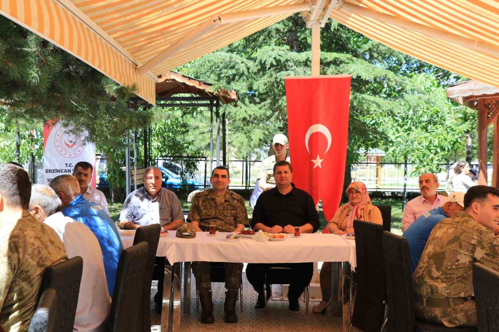 Askeri bando takımı, huzurevi sakinleri i&ccedil;in &ccedil;aldı
