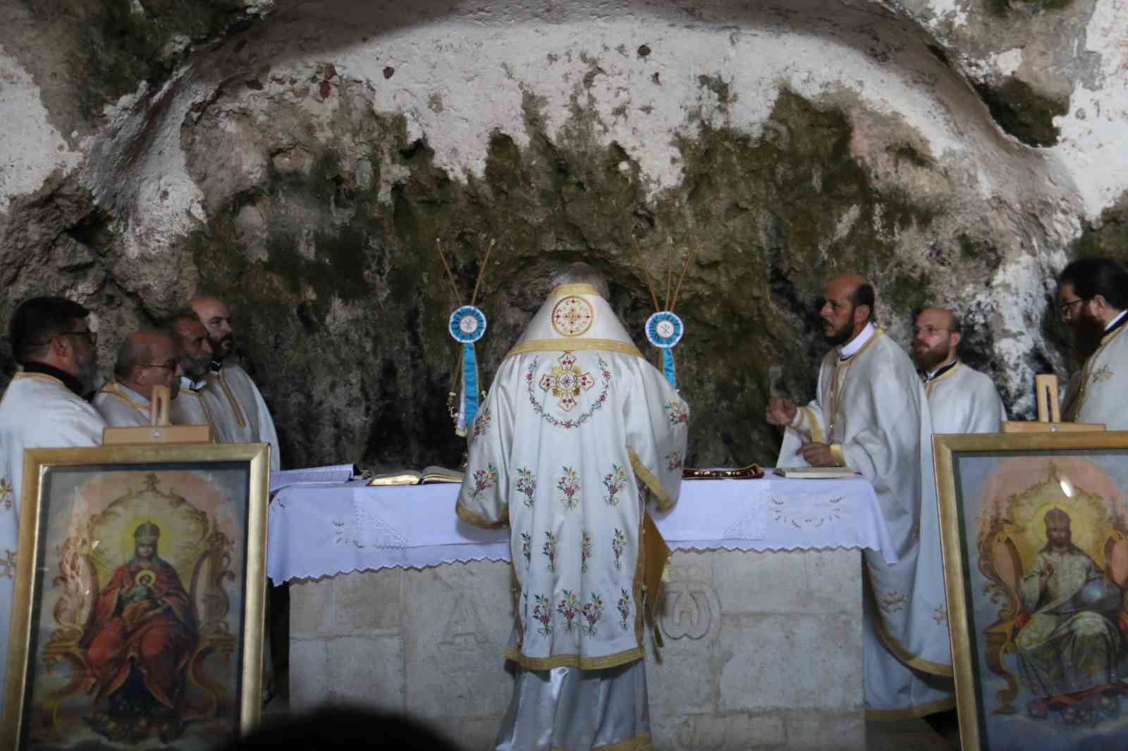 Mağara içindeki St. Pierre Kilisesi’nde bayram ayini
