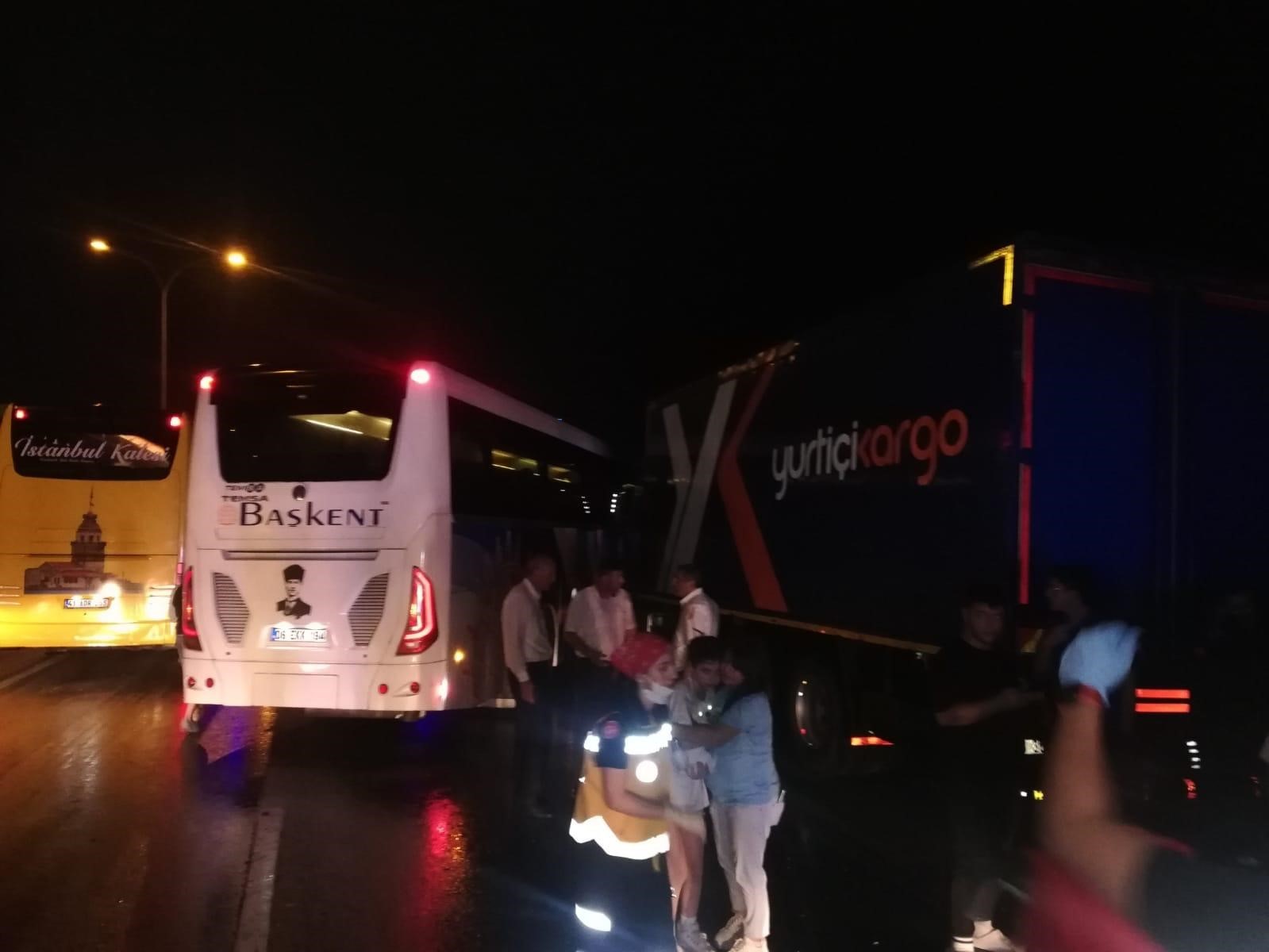 Otomobil, otobüs ve kamyonun karıştığı kazada 6 kişi yaralandı
