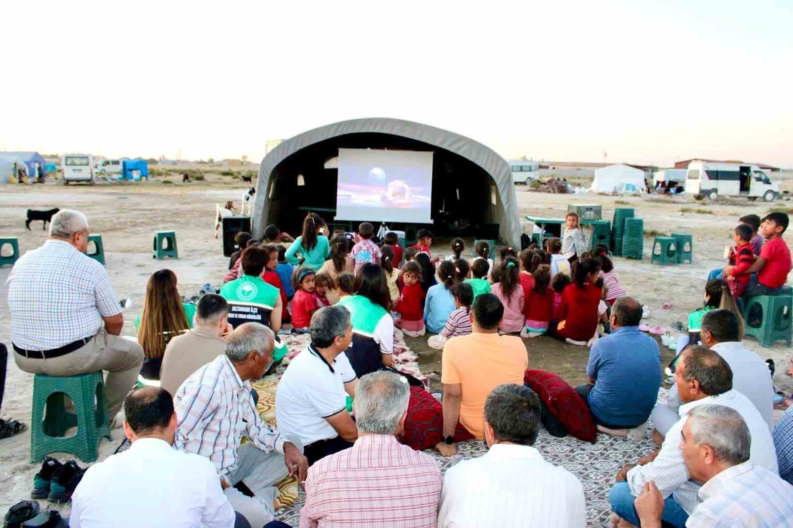 Aksaray’da mevsimlik tarım işçilerinin çadırda sinema keyfi