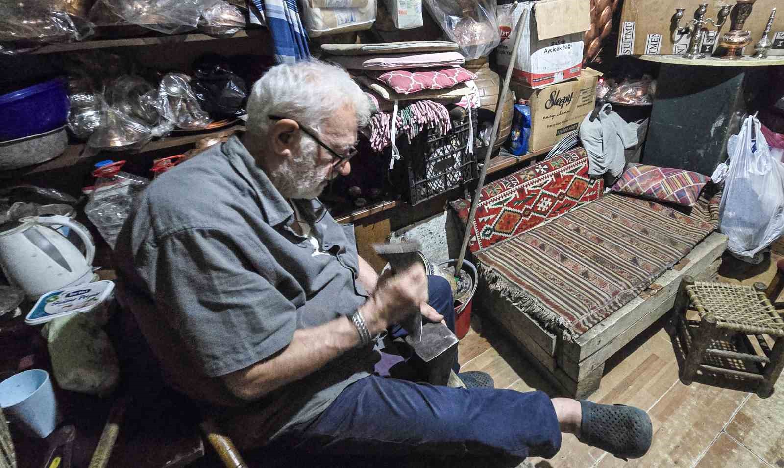 Bakır ustası çırak bulamayınca mesleği eşine öğretti
