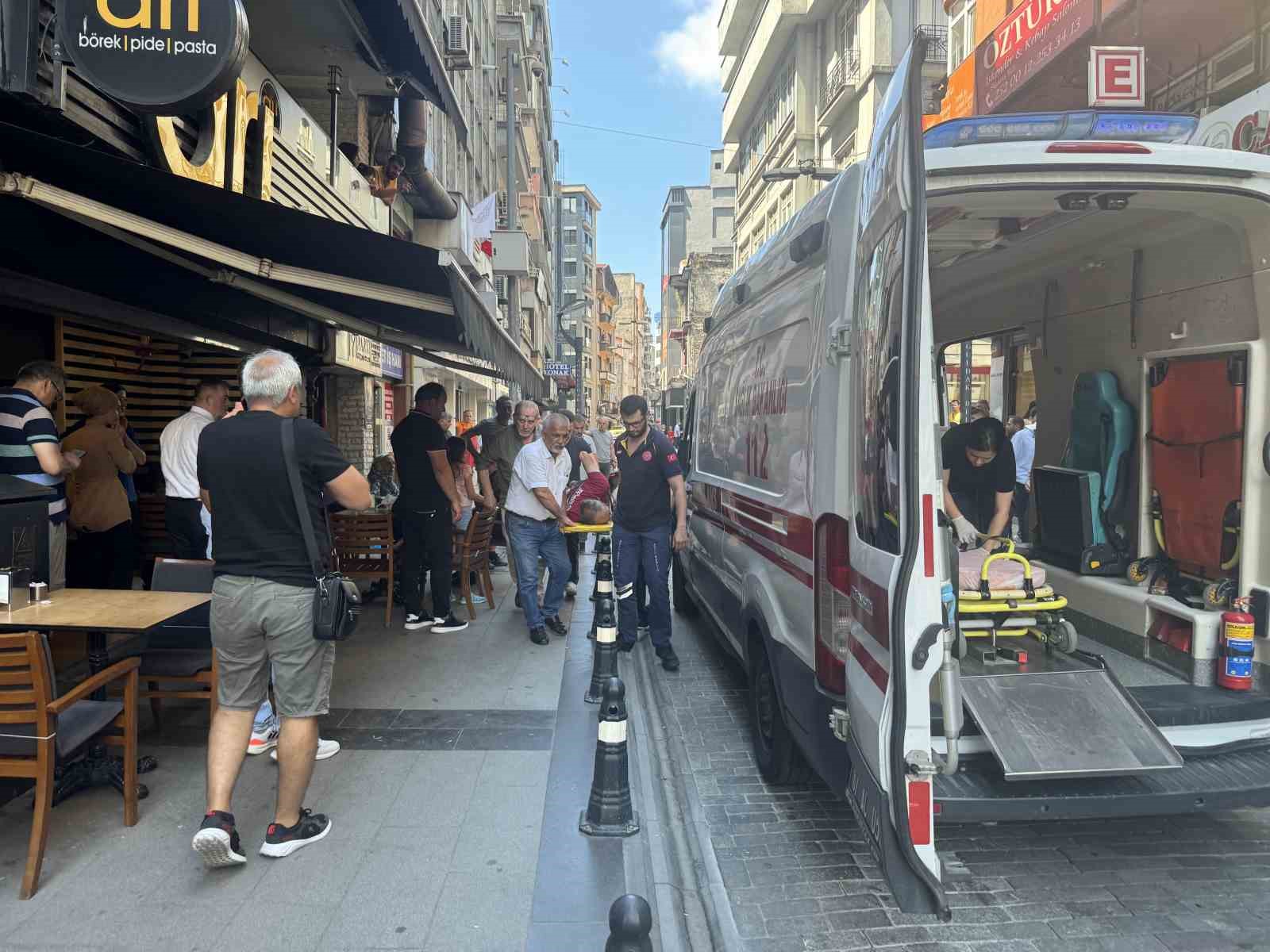 Sokakta temizlik yaparken otomobil &ccedil;arptı
