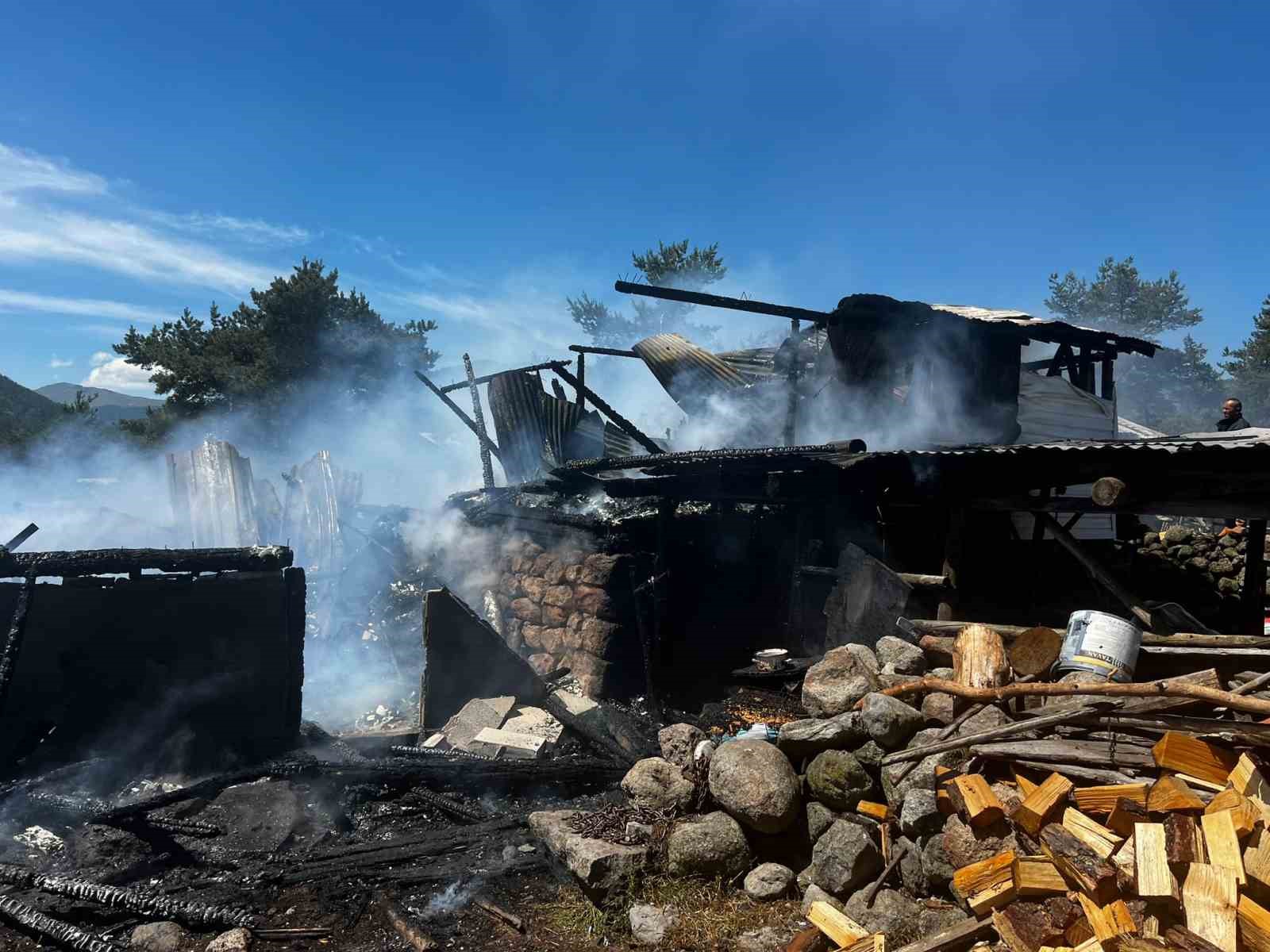 Bolu’da yangın: Ev ve müştemilat küle döndü
