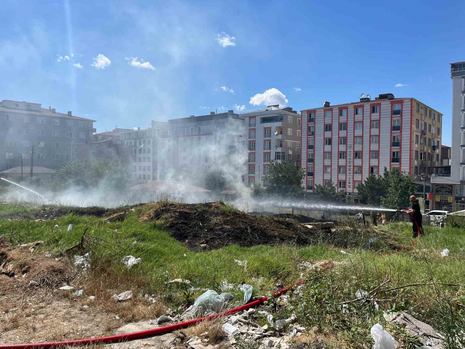 Boş arazide yangın &ccedil;ıktı
