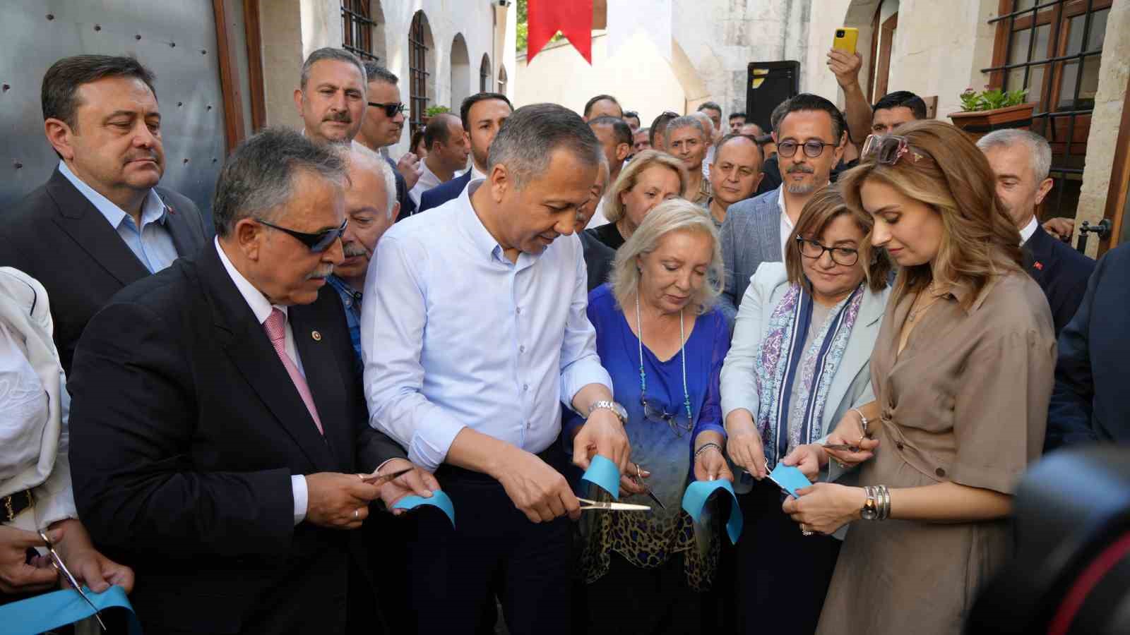 Bakan Yerlikaya Gaziantep’te esnaf ziyareti yaptı, Şekerhan’ın açılışına katıldı