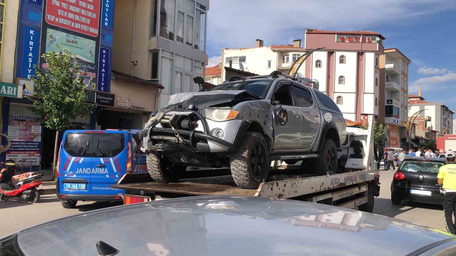 Kontrolden çıkan cip polis otosu ile iki araca çarptı: 2’si polis 3 yaralı