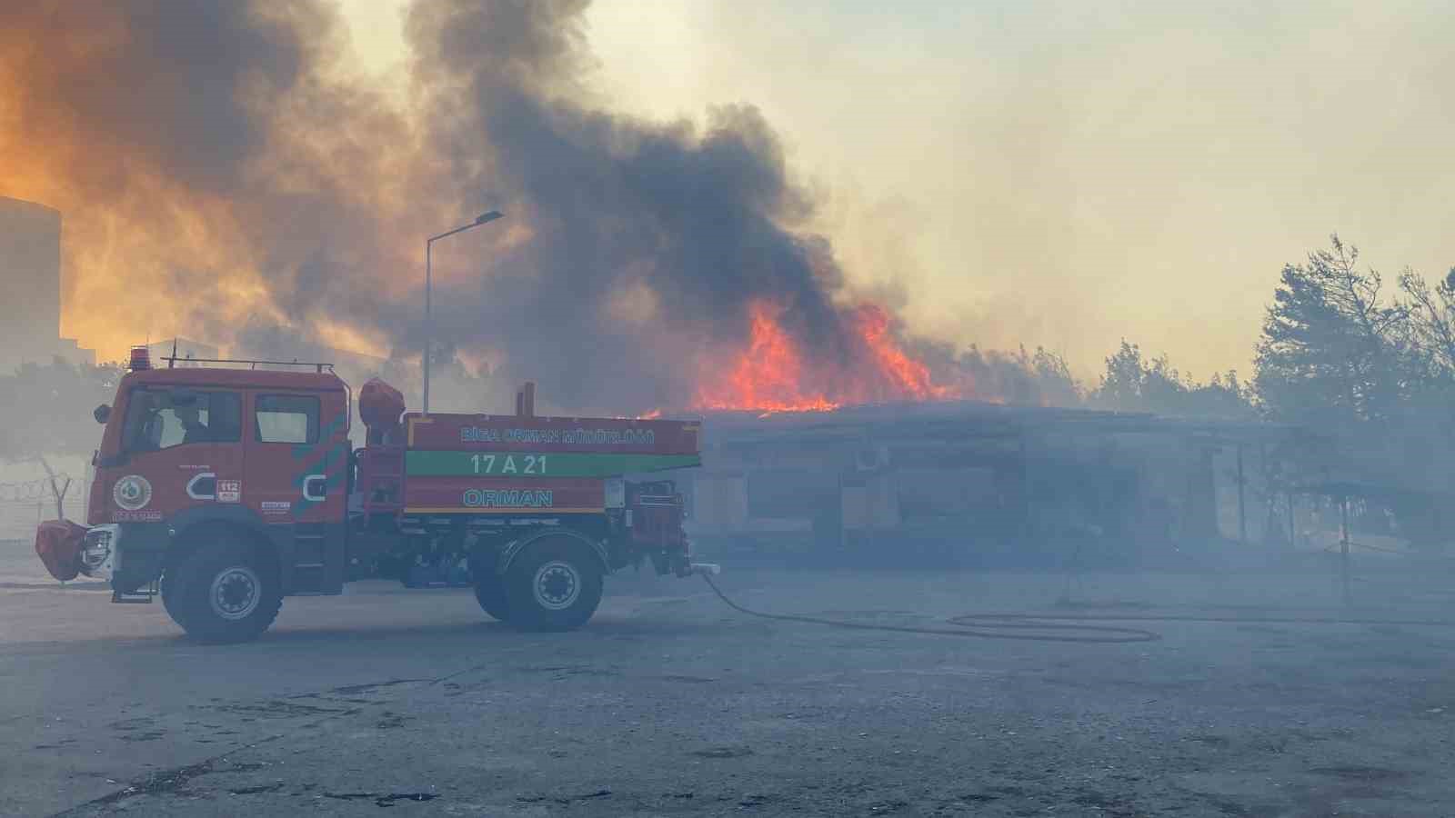 Çanakkale’deki yangında alevler çimento fabrikası liman tesislerine ulaştı