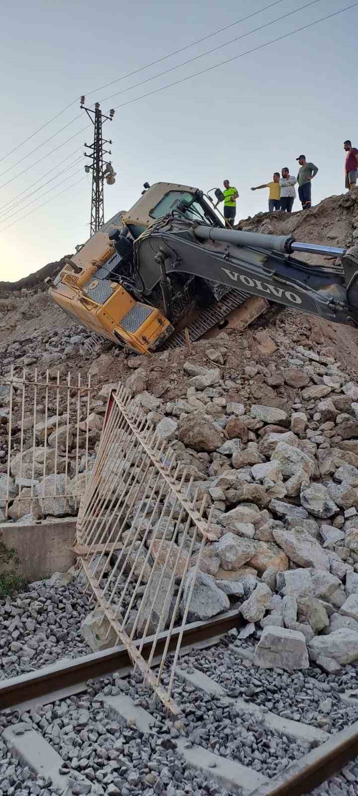 Hatay’da toprak altında kalan iş makinası operatörü kurtarıldı
