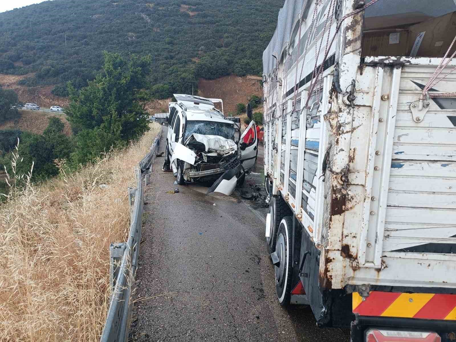 Isparta&rsquo;da kamyon ile hafif ticari ara&ccedil; &ccedil;arpıştı: 1&rsquo;i ağır 5 yaralı 