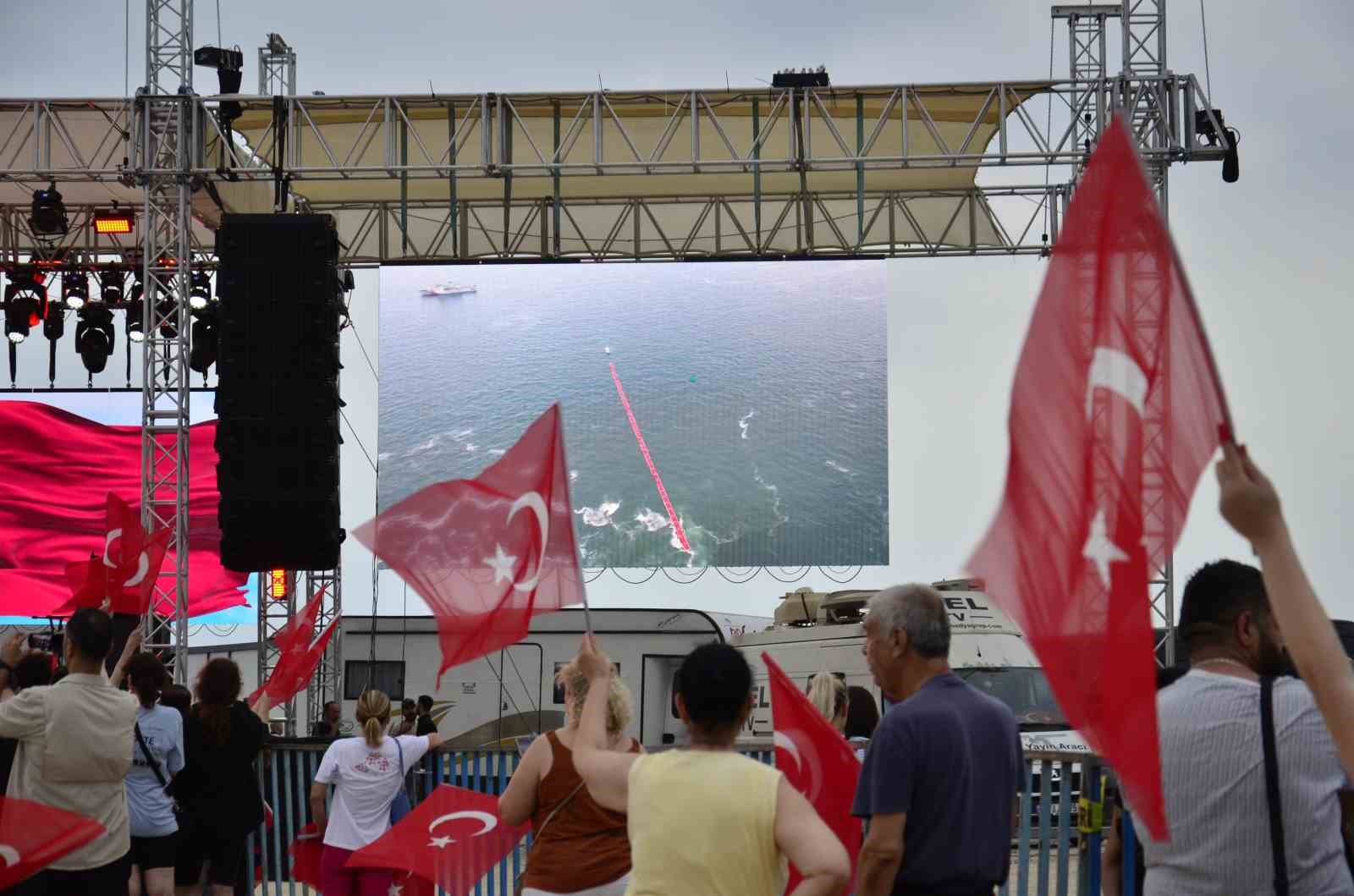 Deniz yüzeyinde 1 kilometre uzunluğunda Türk bayrağı açıldı
