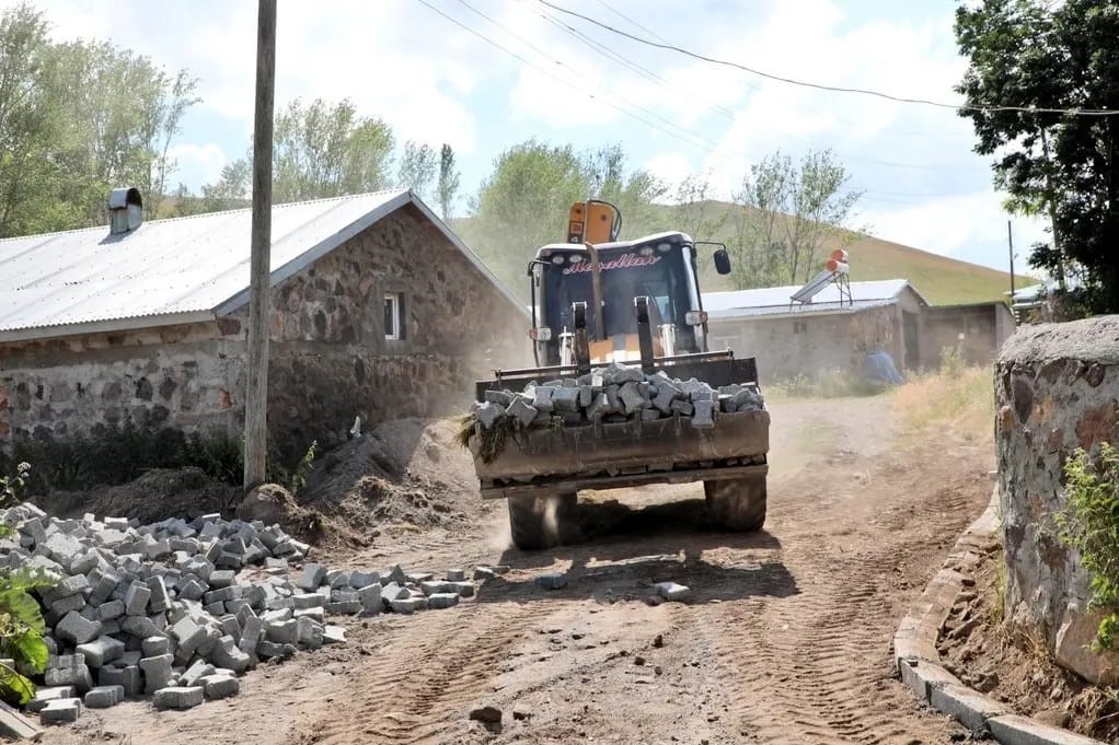 Kars&rsquo;ta k&ouml;y yollarına parke kilitli taş d&ouml;şeniyor

