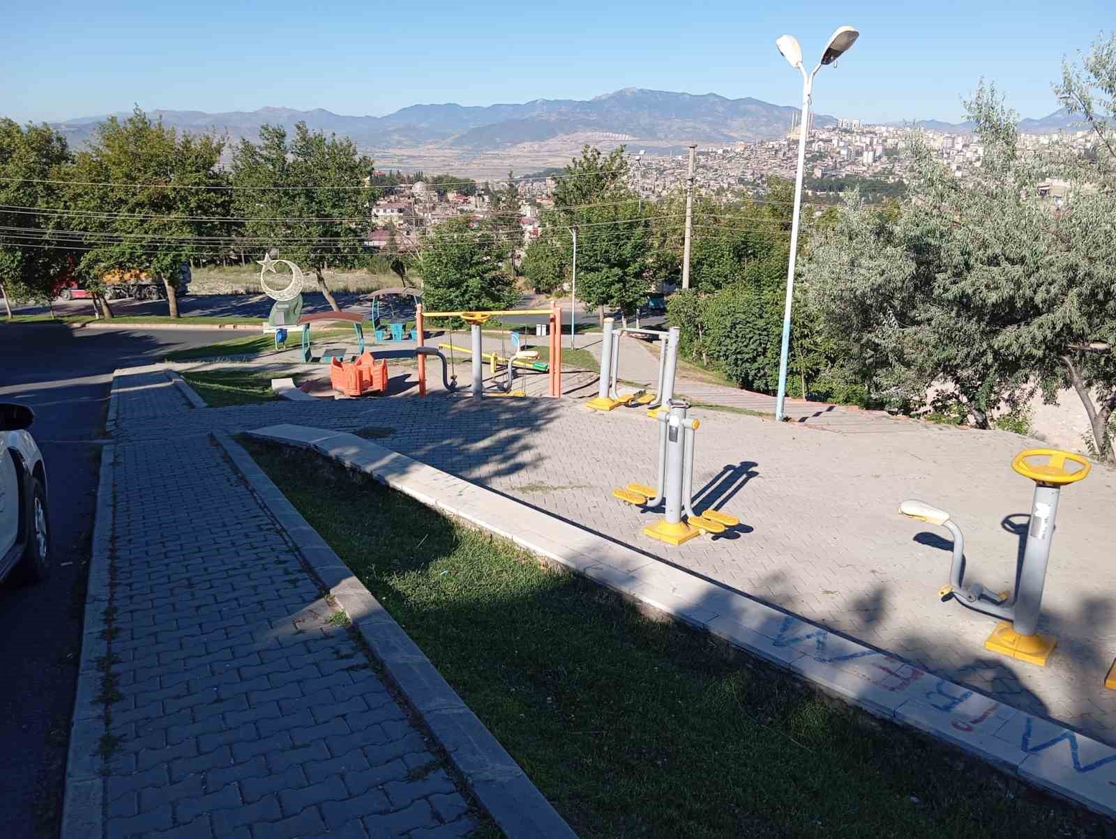 Dulkadiroğlu&rsquo;nda park ve bah&ccedil;elerin temizliği
