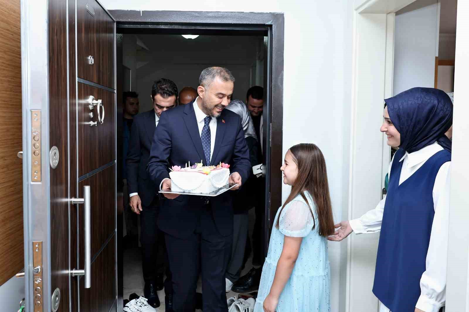 Başkan Toptaş’tan şehidin kızına doğum günü sürprizi