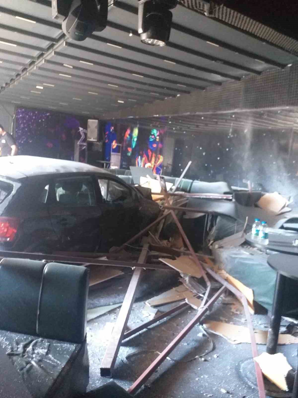 Bakırk&ouml;y&rsquo;de s&uuml;r&uuml;c&uuml;s&uuml;n&uuml;n kontrol&uuml;nden &ccedil;ıkan otomobil gece kul&uuml;b&uuml;ne girdi
