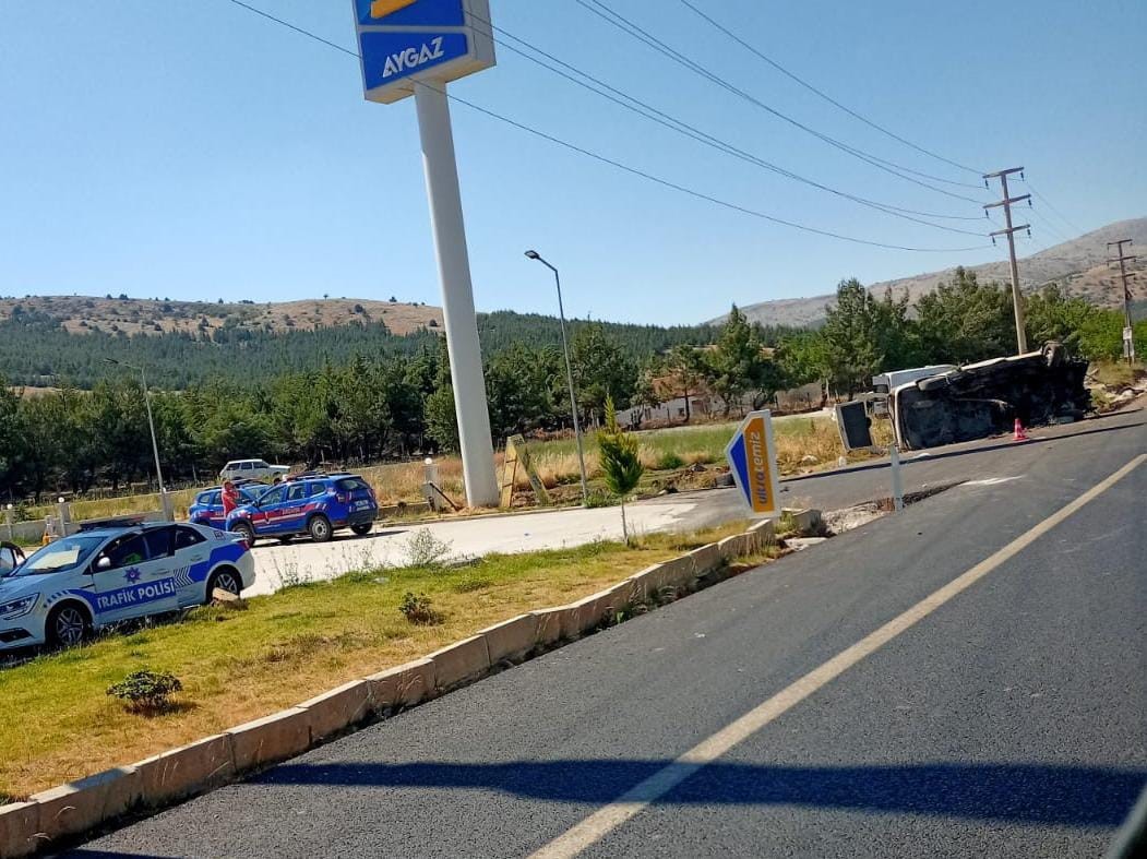 Kontrolden &ccedil;ıkan minib&uuml;s şarampole devrildi

