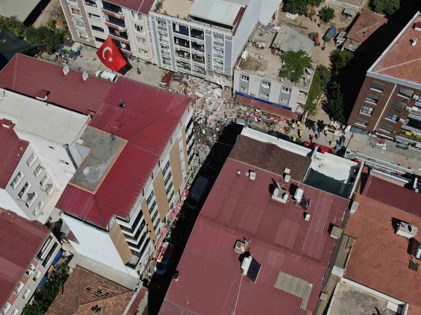 İzmir’in Torbalı ilçesi Ayrancılar Mahallesi’nde meydana gelen doğal gaz patlaması nedeniyle 4 kişinin hayatını kaybettiği, 15’in üzerinde yaralı olduğu öğrenildi. Olay yerine sevk edilen jandarma, sağlık, itfaiye ve AFAD ekiplerinin çalışmaları sürüyor.
