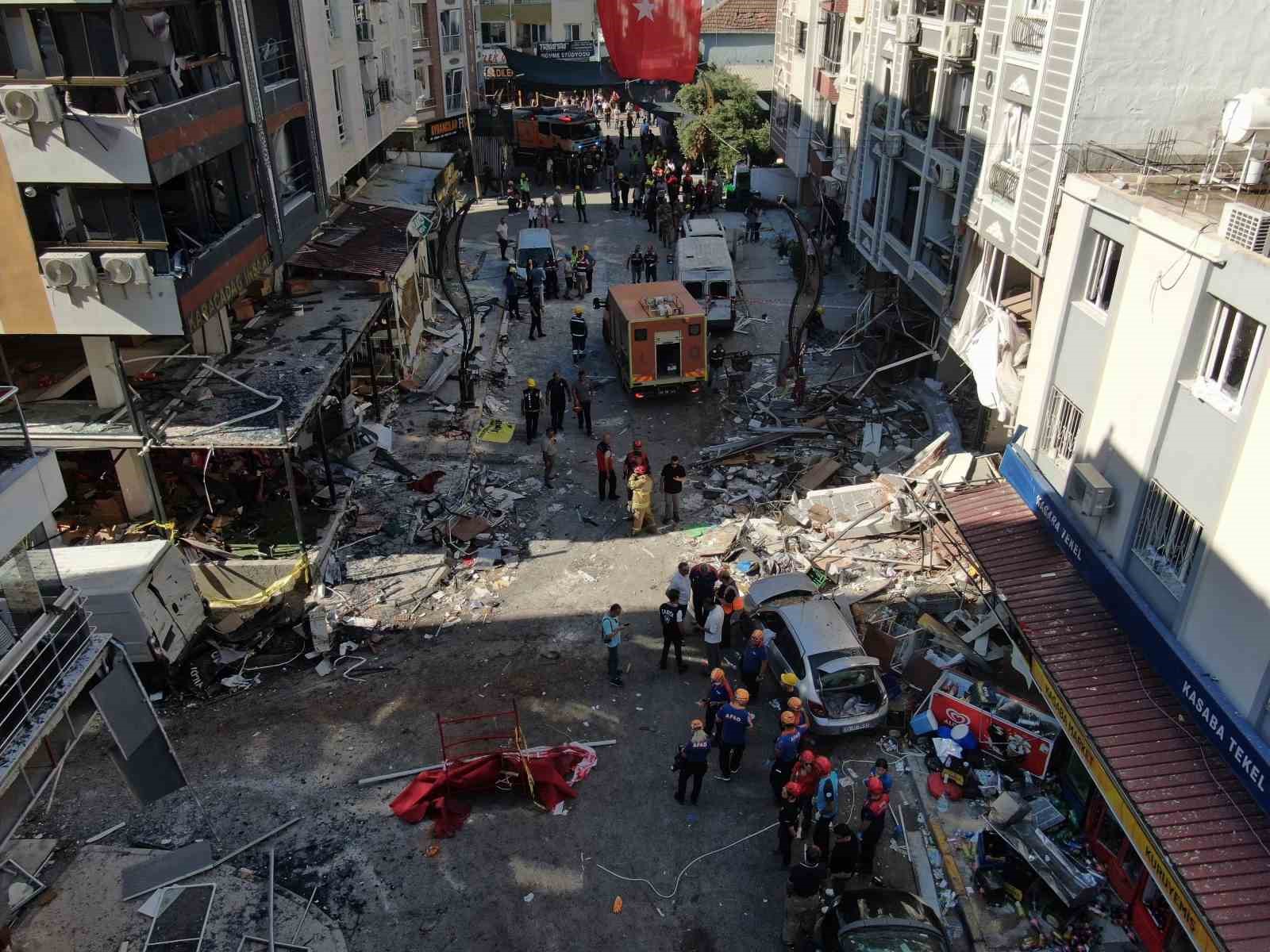 İzmir’in Torbalı ilçesi Ayrancılar Mahallesi’nde meydana gelen doğal gaz patlaması nedeniyle 4 kişinin hayatını kaybettiği, 15’in üzerinde yaralı olduğu öğrenildi. Olay yerine sevk edilen jandarma, sağlık, itfaiye ve AFAD ekiplerinin çalışmaları sürüyor.
