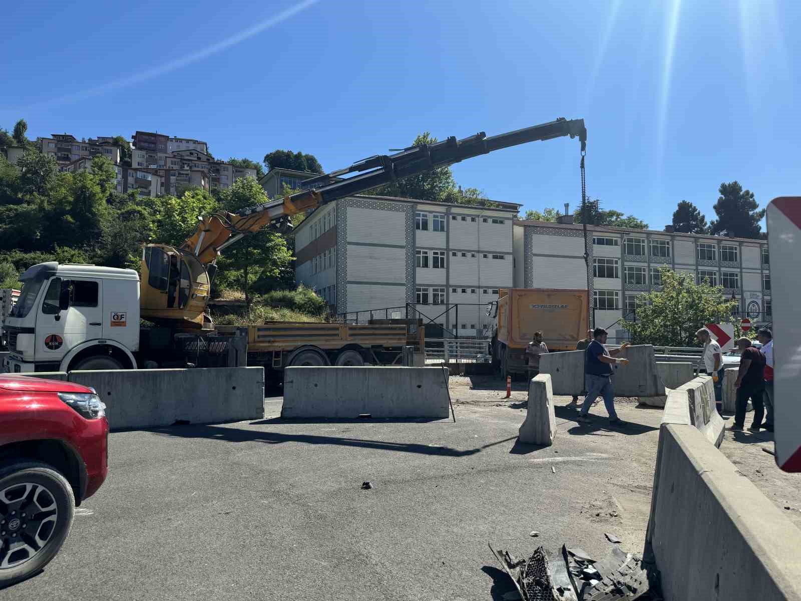 Kamyonet bariyerlere &ccedil;arptı, s&uuml;r&uuml;c&uuml;de y&uuml;ksek promil alkol &ccedil;ıktı
