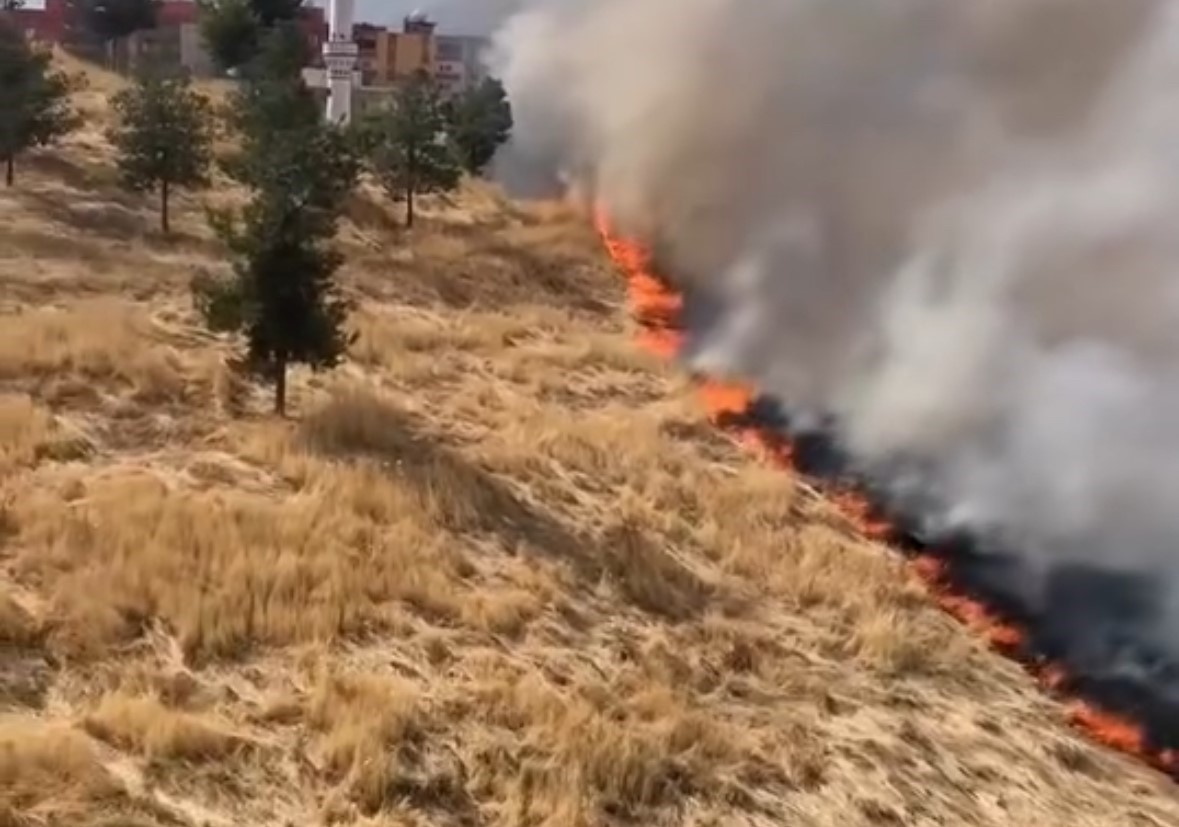 Askeri alayın tepesinde çıkan yangın söndürüldü
