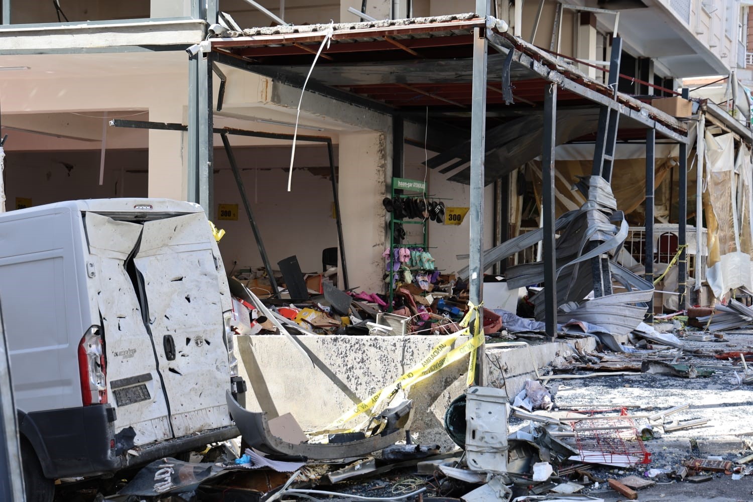İzmir’in Torbalı ilçesinde, 5 kişinin öldüğü, 57 kişinin yaralandığı sanayi tipi tüp patlamasına ilişkin, iş yerinde tüpü değiştiren kişinin gözaltına alındığı öğrenildi.
