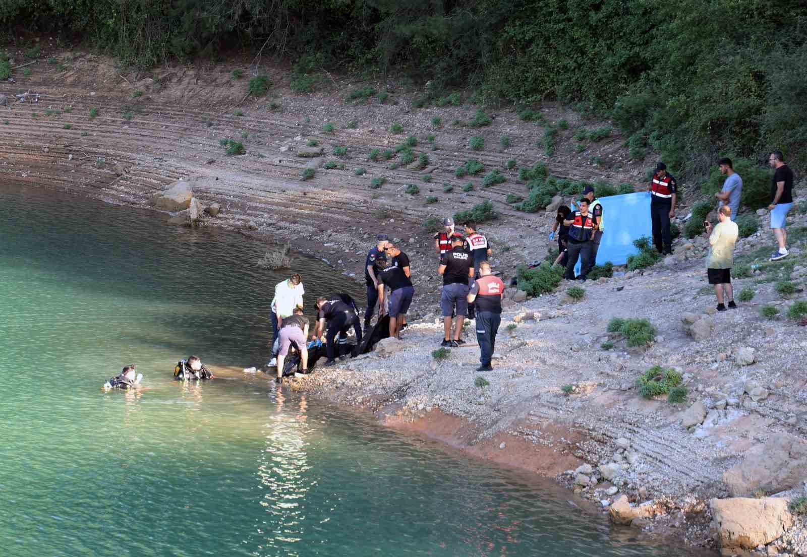 Gölette boğulan anne ve 2 çocuğunun cenazeleri Büyükşehir dalgıçları tarafından sudan çıkarıldı