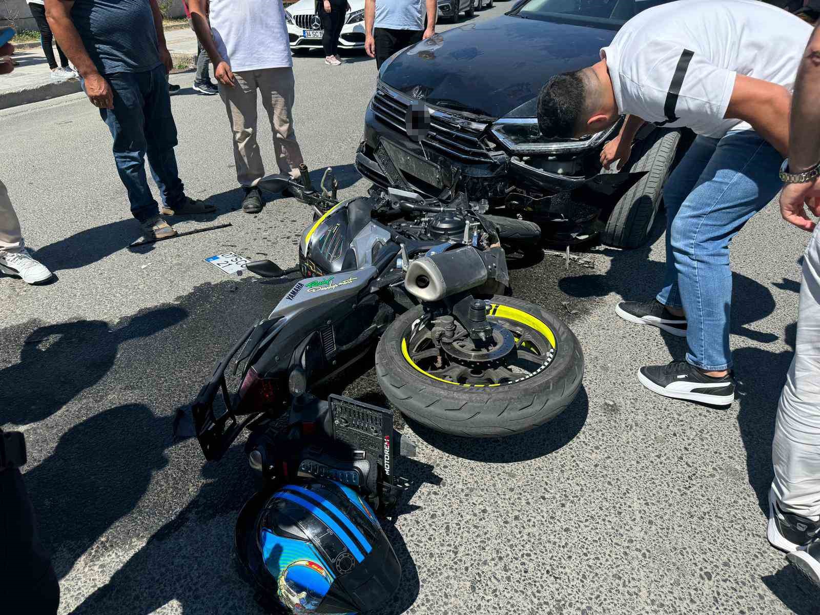 Otomobil ile &ccedil;arpışan motosikletin s&uuml;r&uuml;c&uuml;s&uuml; motosikletten fırladı
