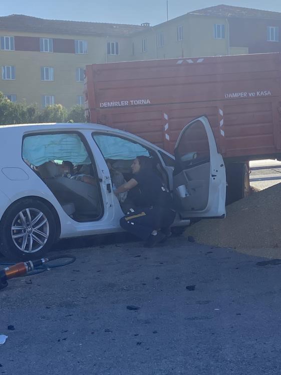 Babaeski&rsquo;de otomobil ile trakt&ouml;r &ccedil;arpıştı: 2 yaralı
