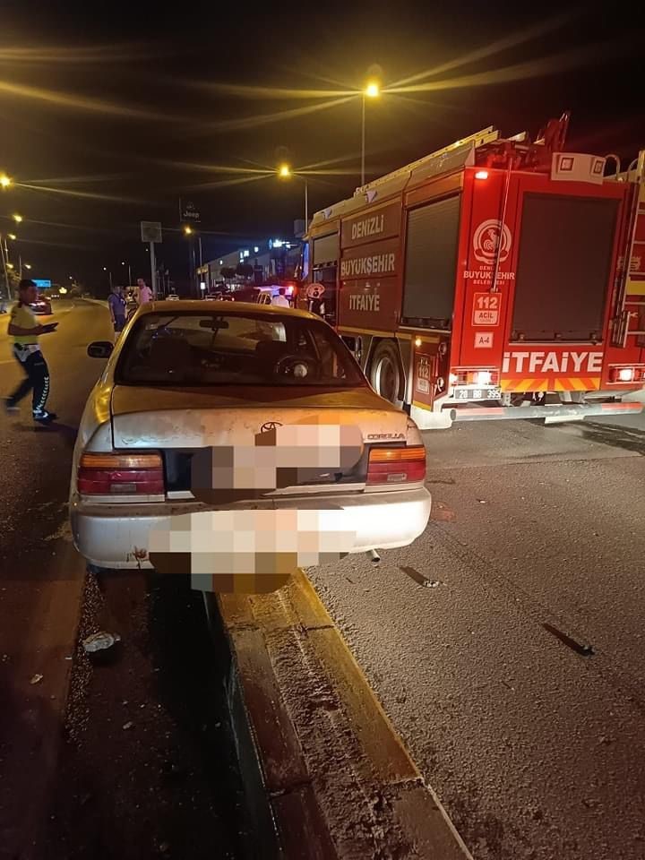 Denizli&rsquo;de direksiyon hakimiyetini kaybeden s&uuml;r&uuml;c&uuml; ref&uuml;je &ccedil;arptı; 1 yaralı
