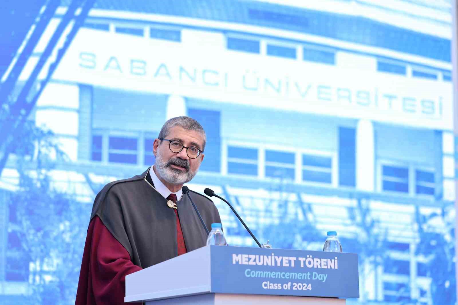 Sabancı &Uuml;niversitesi 22. d&ouml;nem lisans ve 25. d&ouml;nem lisans&uuml;st&uuml; mezunlarını verdi
